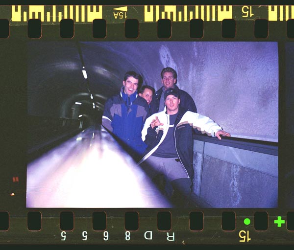 Der dekadente Dorftunnel mit Rolltreppen - Tja, ich weiß auch nicht, wie die Kamera auf der fahrenden Rolltreppe halten konnte ...