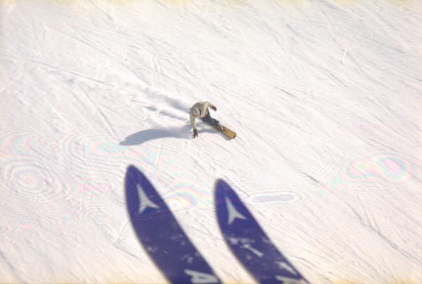 Krohne staunt über seine verstaubten Atomics hinweg, wie Menschen mit nur einer Planke sich behender bewegen als er trotz Skigymnastik